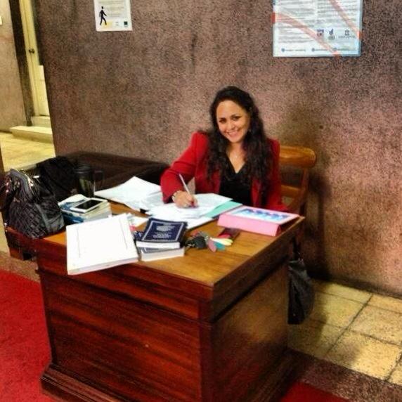 Paula Mujica Placencia, abogada penalista en Chillán, en su escritorio de trabajo